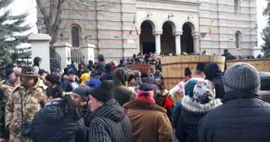 GALERIE FOTO. MII DE CREDINCIOȘI PARTICIPĂ LA SLUJBA DE BOBOTEAZĂ, LA CONSTANȚA - 2