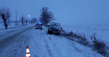 Stire din Social : Galerie foto. Accident în județul Constanța. A intrat cu mașina în șanț!