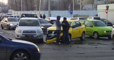 Galerie foto. Patru mașini implicate într-un accident rutier, în zona Abator - 2