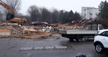 Galerie foto. A  început demolarea clădirilor abandonate, din incinta fostului Spital Municipal Constanța - 2
