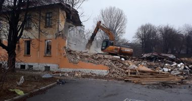 Stire din Social : Galerie foto. A  început demolarea clădirilor abandonate, din incinta fostului Spital Municipal Constanța