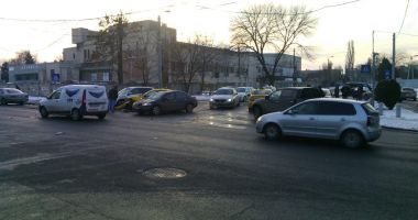 Galerie foto. Patru mașini implicate într-un accident rutier, în zona Abator - 4
