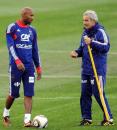 Stire din Sport : Anelka, exclus din naționala Franței, după ce l-a insultat pe selecționerul Domenech