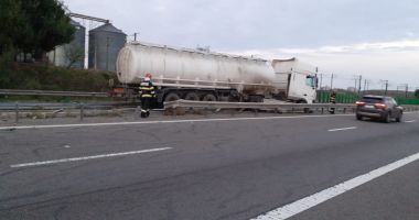 Stire din Eveniment : Accident pe A2. O cisternă a intrat în parapetul care separă sensurile de mers