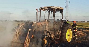 Stire din Eveniment : Un tractor s-a făcut scrum pe câmp, la IAS Mangalia