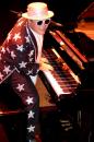 Stire din Monden : Elton John vrea să cânte cu Lady Gaga pentru următorul film "James Bond"