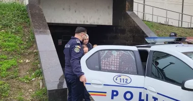 Stire din Eveniment : Fostul profesor acuzat într-un dosar de pornografie infantilă a fost adus la Tribunalul Constanța