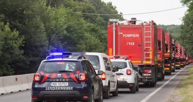 Stire din Social : Pompierii români care au plecat să ajute la stingerea incendiilor din Grecia au ajuns la Atena