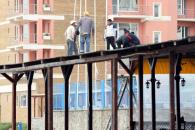 Afaceriștii șmecheri de pe litoral construiesc ilegal dimineața și demolează seara