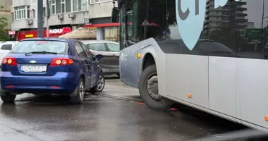 Stire din Eveniment : Accident între un autobuz CT BUS și un autoturism pe Șoseaua Mangaliei
