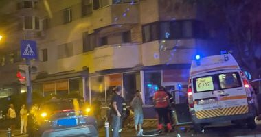 Stire din Eveniment : Accident rutier la intersecția străzilor Mircea cel Bătrân cu Nicolae Iorga, unde este implicată o mașină de la Ambulanță