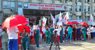 Greva din spitale i-a prins nepregătiți pe unii pacienți. Cozi la internări și zeci de copii așteptând pe holuri - 2