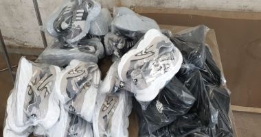 Stire din Eveniment : PARFUMURI și PANTOFI contrafăcuți, aduși din Turcia, confiscați la graniță!
