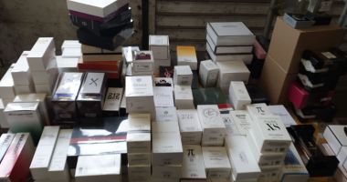 PARFUMURI și PANTOFI contrafăcuți, aduși din Turcia, confiscați la graniță! - 3
