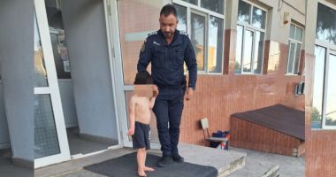 Stire din Eveniment : Caz incredibil! Copil de patru ani, găsit dezbrăcat pe stradă de poliţişti, după ce a căzut de la etaj