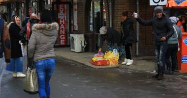 Stire din Eveniment : PERCHEZIȚII / Bișnițari de țigări care au împânzit piețele din Constanța, săltați de polițiști