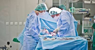 Stire din Sănătate : Tumoră de colon operată cu succes, laparoscopic, la MEDSTAR 2000