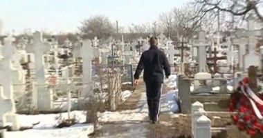Un rus a trăit cu 26 de cadavre, "prospături" costumate în păpuși! - 2