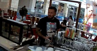Stire din Eveniment : Căutat de Poliție după ce a bătut o femeie într-o cafenea! L-AȚI VĂZUT?