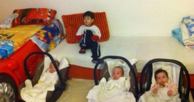 Tripleții Nicoletei Luciu se uită la desene animate!