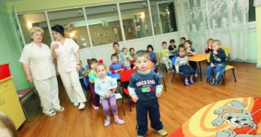 Stire din Social : Părinții cu copii mici pot primi tichete de creșă din partea angajatorilor pentru a reveni la muncă. Ce sumă pot primi lunar