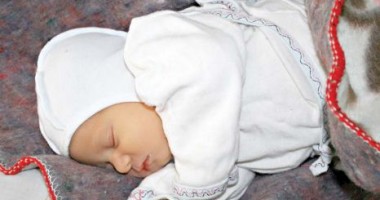 Stire din Eveniment : Îngerașul ăsta a fost aruncat pe câmp într-o pungă. Și trăiește!