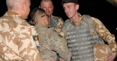 GALERIE FOTO "Rechinii albi" / Scene emoționante în Baza Militară din Kandahar. "Bine ați revenit alături de noi, domnule sublocotenent!" - 4