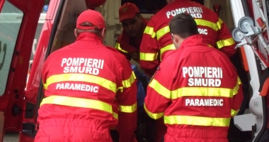 Stire din Eveniment : ACCIDENT GRAV. Două persoane au fost rănite după ce mașina în care se aflau a lovit un TIR
