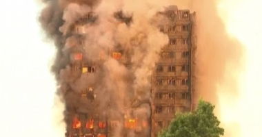GALERIE FOTO. INCENDIU LA LONDRA / Un bloc de locuințe cu 30 de etaje cuprins de flăcări. Peste 30 de răniți - 9