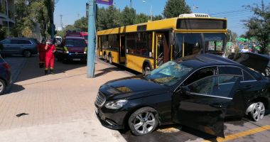 Accident între un autobuz și un autoturism în stațiunea Mamaia. Intervine descarcerarea - 4