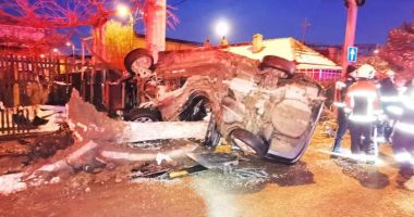 GALERIE FOTO / Maşină intrată în stâlp, în Constanţa. Sunt trei victime - 5