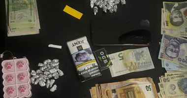Stire din Eveniment : Tineri din Constanţa, prinşi cu droguri şi bani! Unul dintre ei ascundea "ceai de nalbă mare" în chiloţi