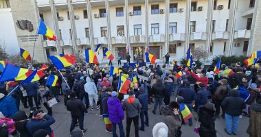 UPDATE Protest în fața Prefecturii. „Vrem alegeri libere și o democrație funcțională!” - 7