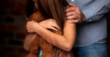 Stire din Eveniment : Un bărbat s-a dezbrăcat în faţa unei fetițe de 8 ani, ziua, în plină stradă. Iată cum a reacționat copila