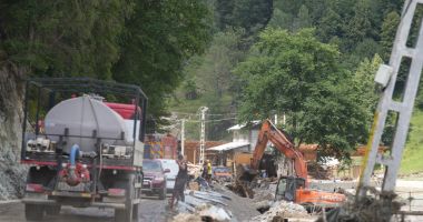 Sute de voluntari s-au mobilizat în Broşteni. Lucrează cot la cot cu salvatorii - 5