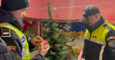 Polițiștii constănțeni au făcut daruri unor familii nevoiașe din localitatea Lipnița - 5