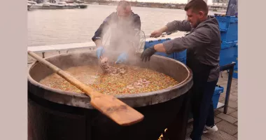 Record culinar în Portul Tomis! Borș pescăresc de o tonă, servit gratuit la cea mai lungă masă din Constanța - 6