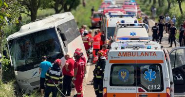 Stire din Eveniment : Plan roșu de intervenție după ce un autocar cu 12 persoane s-a răsturnat