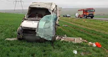 Stire din Eveniment : Accident rutier în apropiere de Sibioara. Mașină răsturnată și victimă rănită