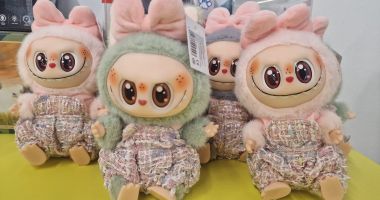 Stire din Actualitate : Profiturile companiei chineze care realizează plușul Labubu au explodat