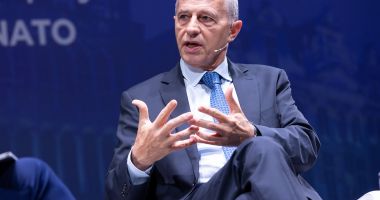 Stire din Eveniment : Mircea Geoană: Pentru România, integrarea în NATO şi UE, la fel de importante ca Marea Unire