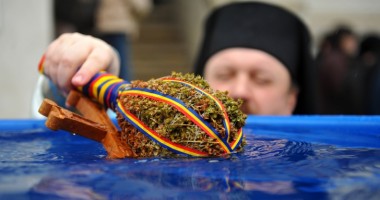 Stire din Cultură-Educație : RECORD DE BOBOTEAZĂ. 120 DE MII de sticle cu AGHIASMĂ pregătite pentru constănțeni