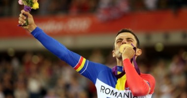 Stire din Sport : Băsescu l-a decorat pe campionul paralimpic Carol-Eduard Novak cu "Meritul Sportiv"