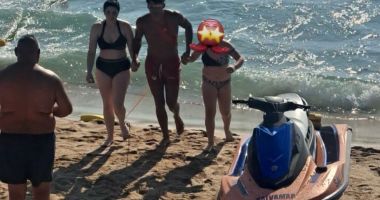 Stire din Eveniment : Salvamarii din Eforie Nord au dat alarma de dimineață! Două surori au fost luate de curenții din mare