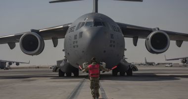 Cetăţenii români evacuaţi din Afganistan ajung sâmbătă în România