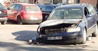Stire din Eveniment : Incendiu pe strada Atelierelor. O mașină a luat foc în fața sediului ANAF