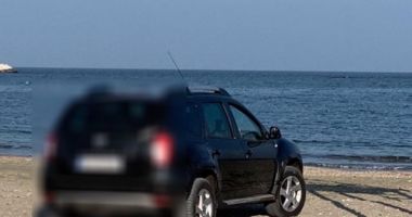 Galerie foto! Amendă usturătoare, pentru un șofer prins cu mașina pe plaja Trei Papuci - 3