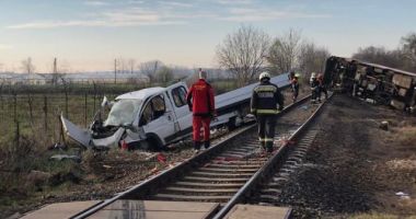 Stire din Actualitate : GRAV ACCIDENT RUTIER! Camionetă lovită de tren, care a ajuns apoi într-un şanţ!