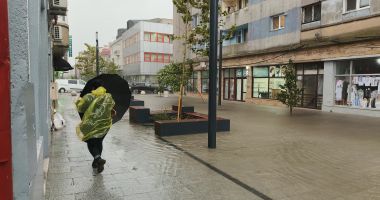 Furtuna și ploaia au făcut ravagii! Apartamente inundate, copaci căzuți și mașini blocate - 4