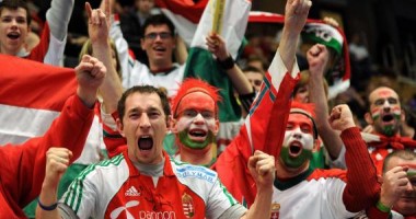 Stire din Sport : UPDATE. ROMÂNIA-UNGARIA. Conflictele au degenerat. SUPORTERI răniți, preluați de SMURD!